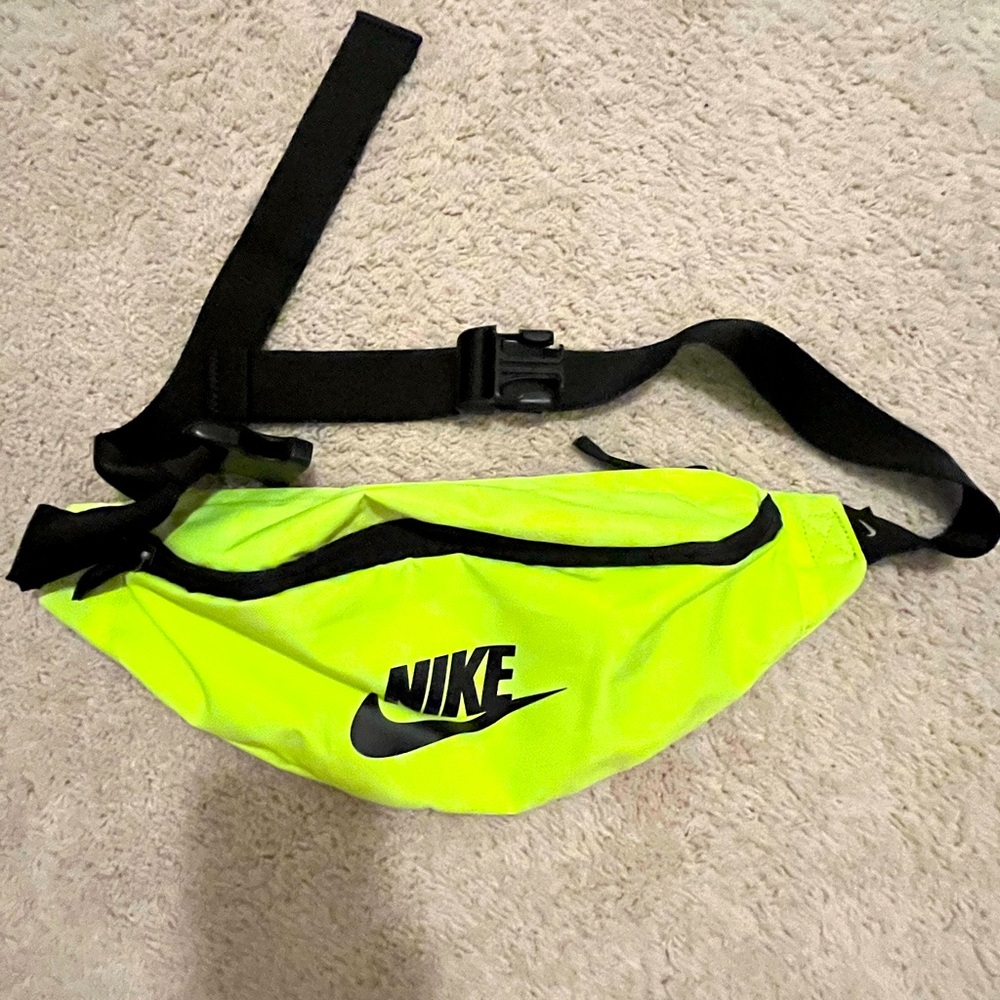 Nike Fanny pack! Wear it hiking or with a sporty outfit as a cross body bag.
